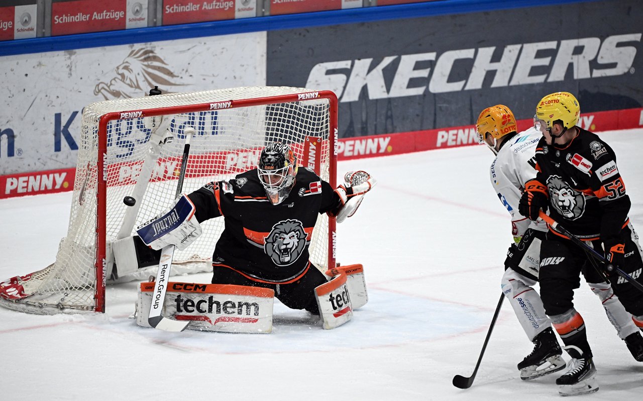 Löwen Frankfurt ice hockey team with Techem Branding
