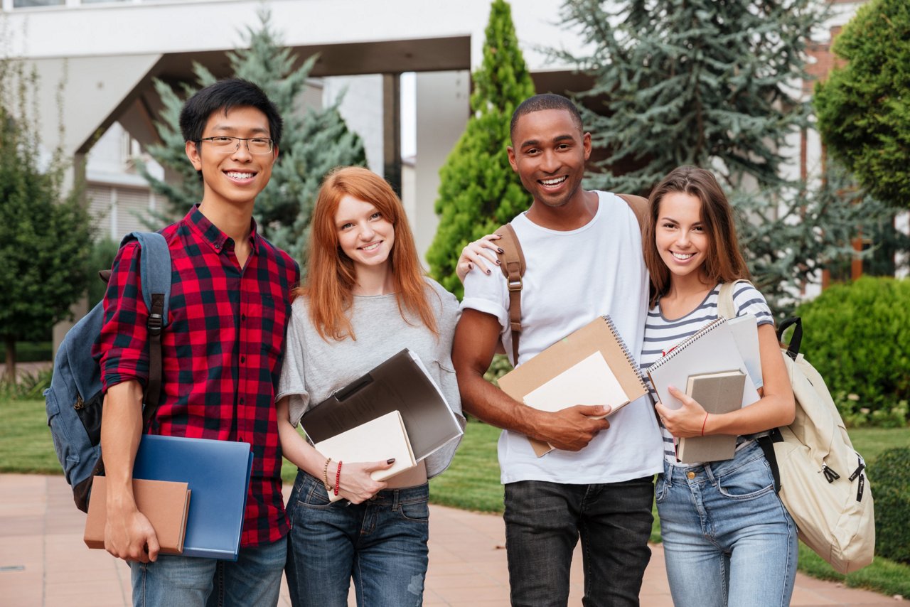 Multikulturelle Gruppe Studierende, lächeln, Freunde, Lernen