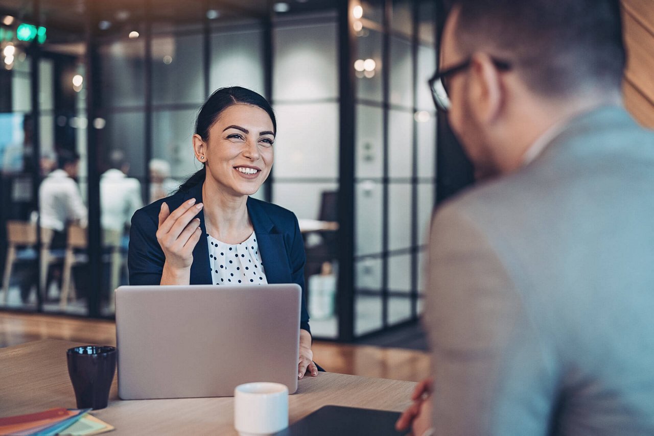 Businessleute unterhalten sich im Büro