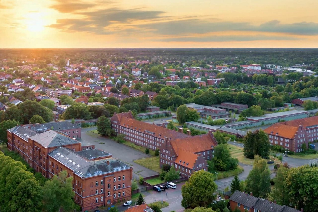 Kaserne Donnerschwee von oben aufgenommen. Die Sonne geht unter.