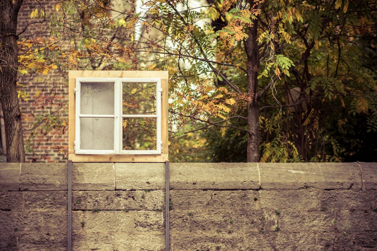 Ein Hausfenster in der Natur
