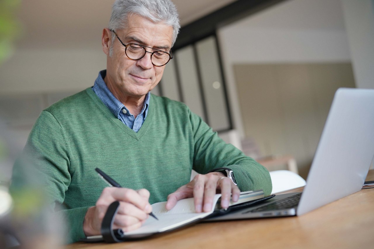 Modern senior man working on laptop at home                              ; Shutterstock ID 1255404085; purchase_order: TES 2402-001; job: Motiv Composing Privatkundenwebsite; client: Techem / faust&auge; other: 