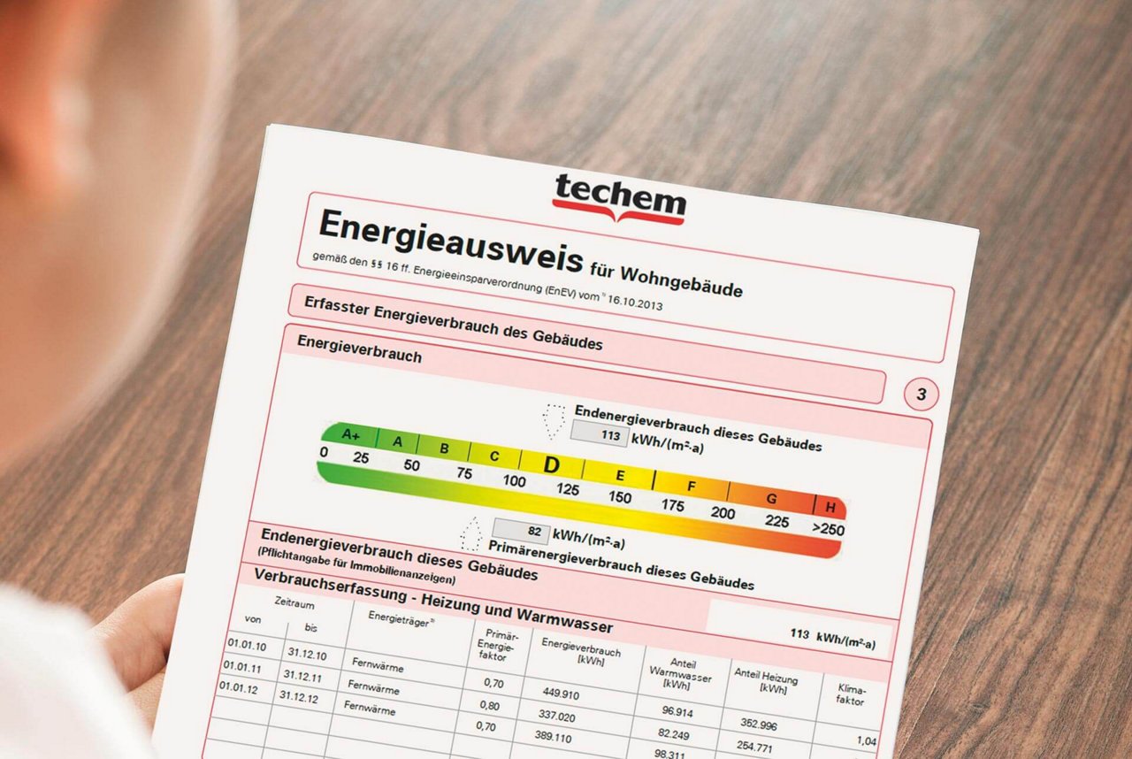 Der ausgedruckte Techem Energieausweis auf einem Tisch.