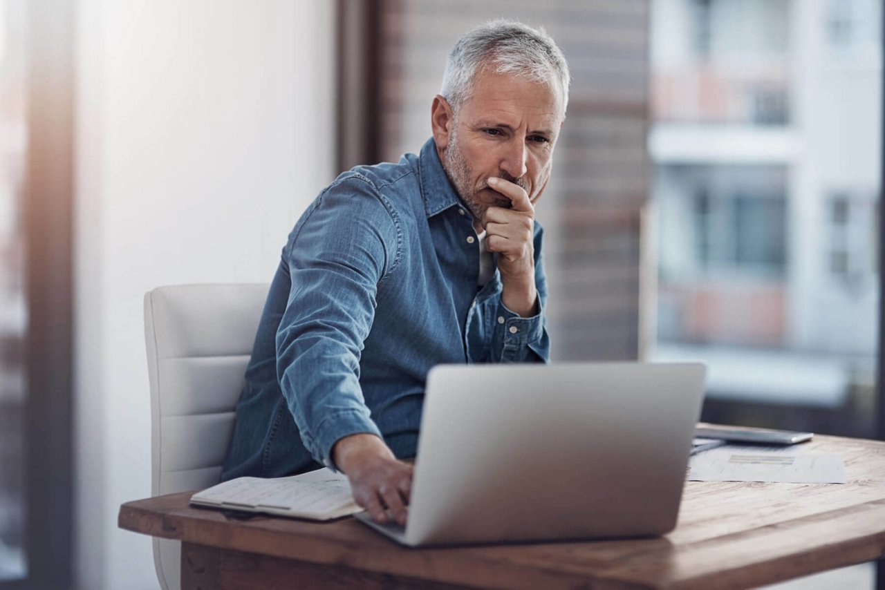 Mann mit Laptop