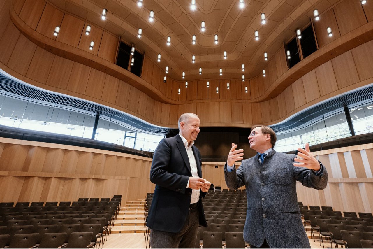 echem CEO Matthias Hartmann und Kronberg Academy Intendant Raimund Trenkler bei einem Treffen im Casals Forum. 