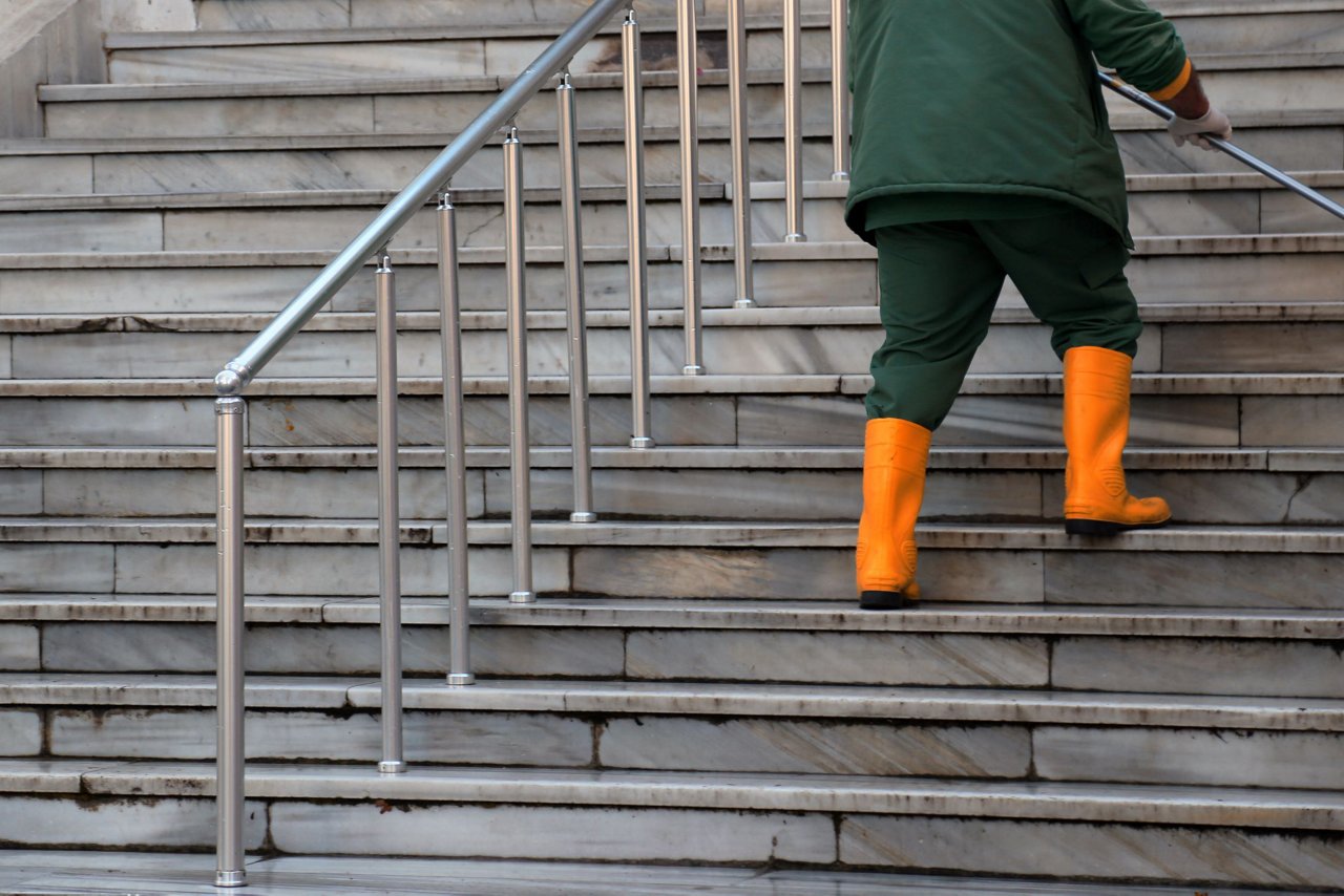 Nebenkostenpauschale_hausmeister_treppe_kehren