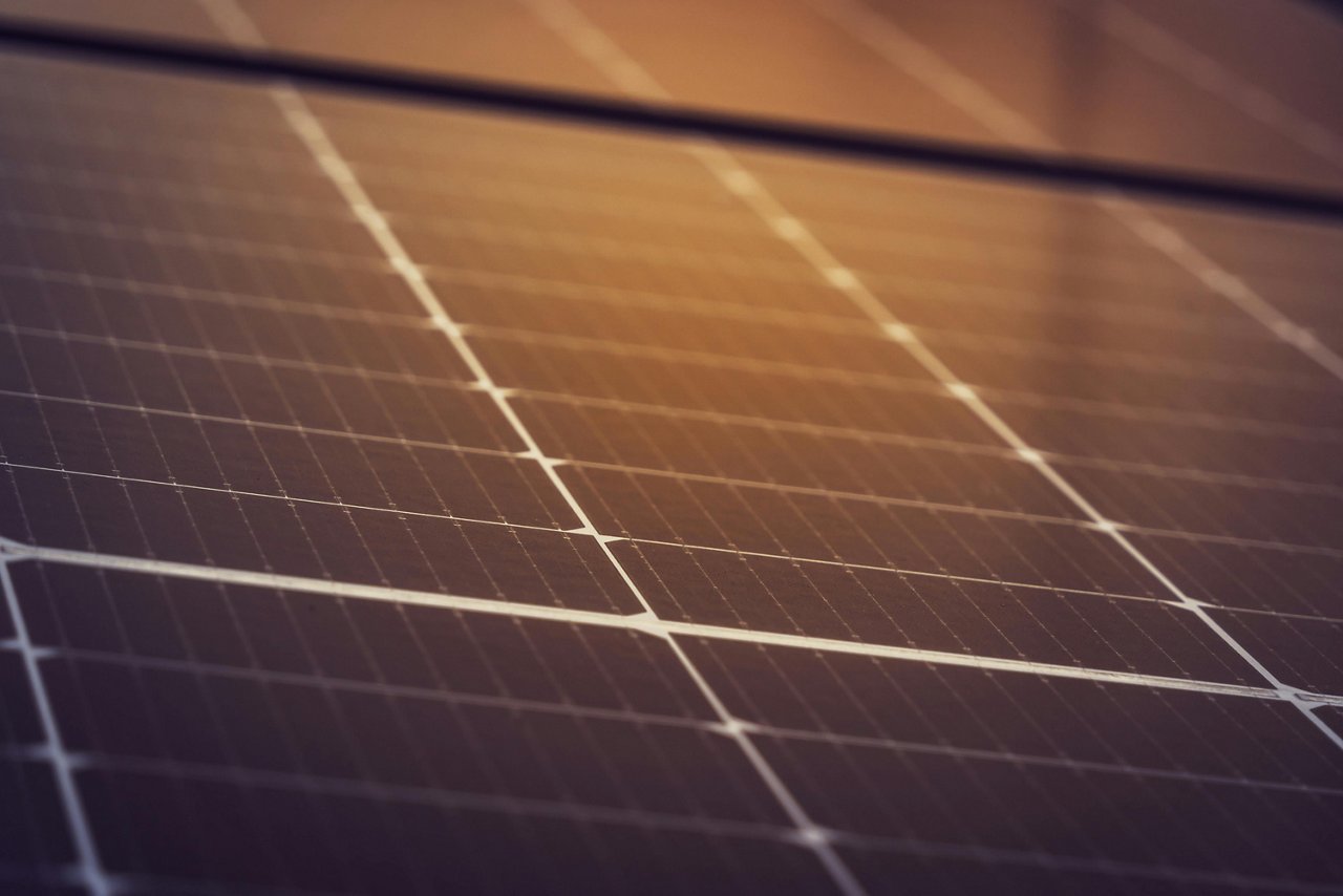 Nahaufnahme eines Photovoltaik-Moduls in warmem Licht.