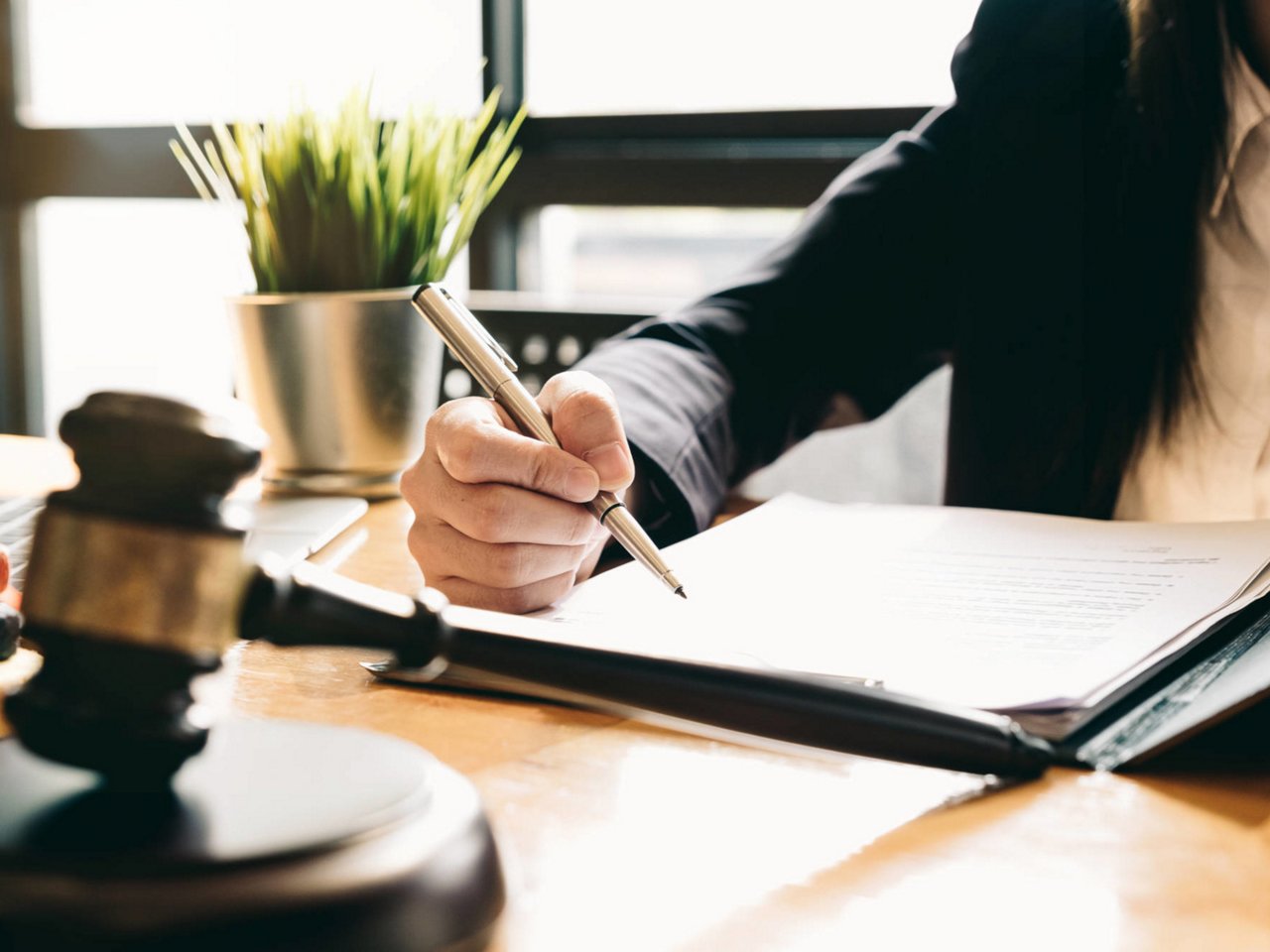 Judge gavel with Justice lawyers, Business woam in suit or lawyer working on a documents. Legal law, advice and justice concept; Shutterstock ID 1426079768; purchase_order: TES 2139-001 ; job: Lizensierung Bildmaterial für Dorothea Heller 06-12-2021; client: Techem / faust&auge; other: 