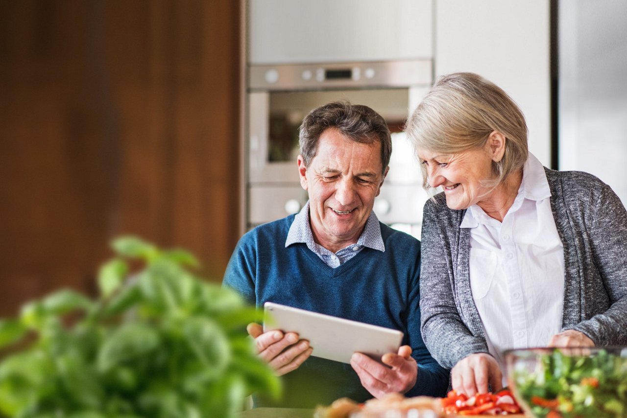 Mann und Frau vor einem Tablet