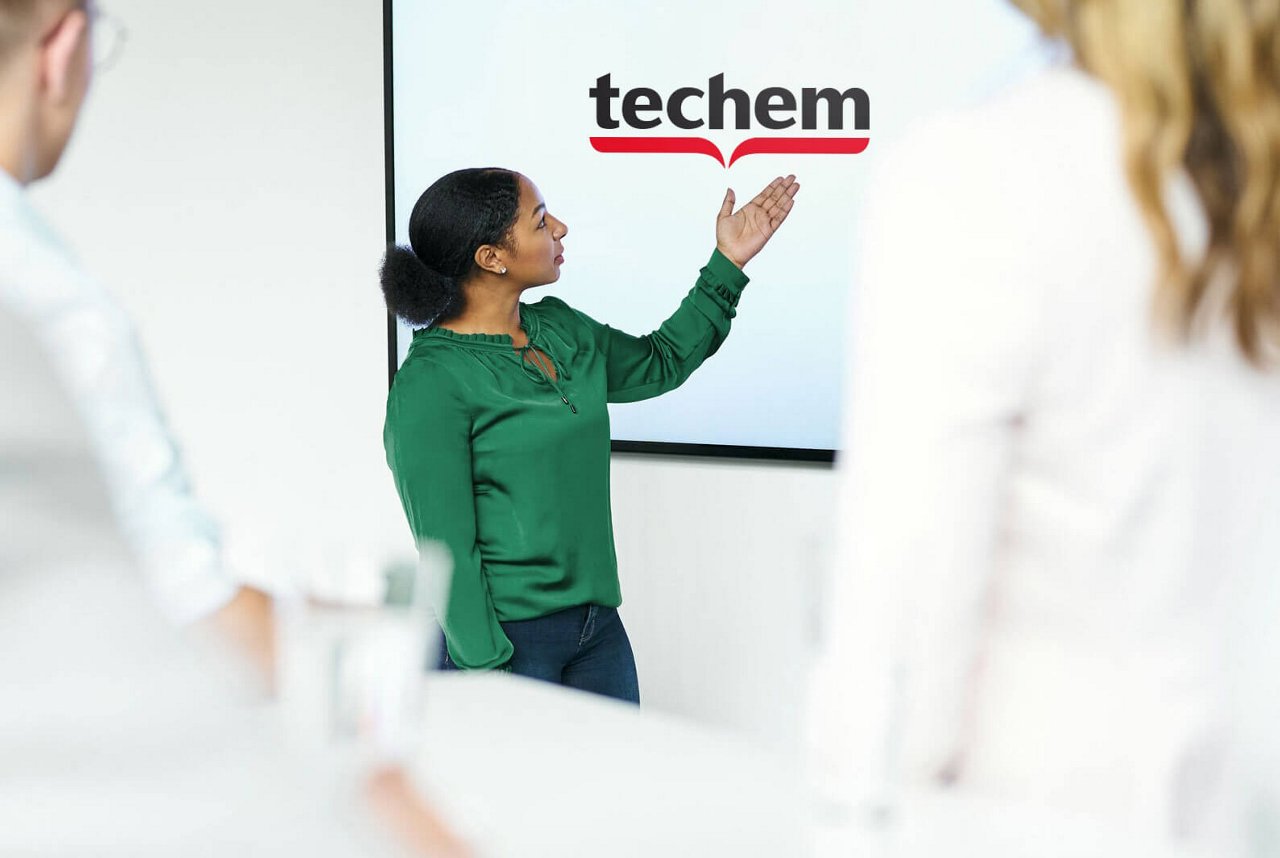 Frau präsentiert bei einem Techem- Meeting 