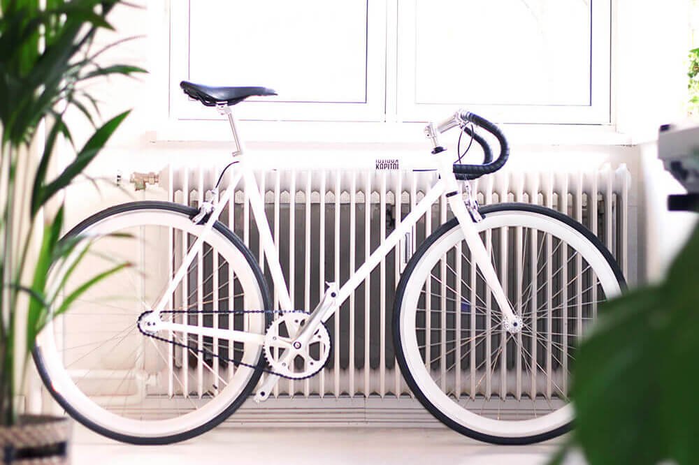 Fahrrad an der Heizung gelehnt