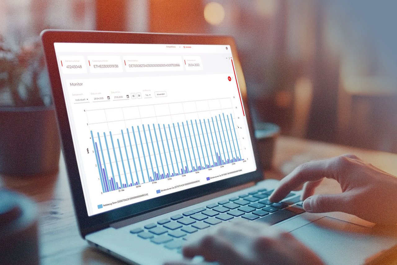 Laptop mit geöffnetem Dashboard, das ein Balkendiagramm mit Daten und Statistiken zeigt, Hände tippen auf Tastatur
