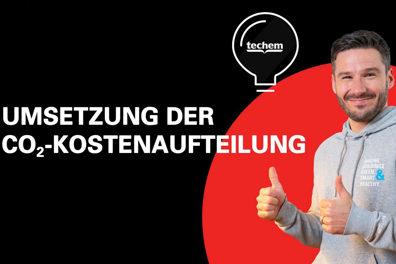 Thumbnail für Techem Video CO2 Kostenaufteilung: Mann auf schwarz rotem Hintergrund hält die Daumen nach oben